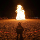 Hoguera en la Noche de San Juan en la playa de las Moreras en Valladolid-ICAL