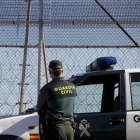 Un guardia civil vigila la zona fronteriza de Marruecos con Melilla, en una imagen de archivo.-JOSÉ LUIS ROCA