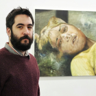 Julián Cruz posa en la Galería Javier Silva junto al acrílico sobre tela ‘Duermevela’.   MIGUEL ÁNGEL SANTOS