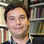 Thomas Piketty, en su despacho.-CHARLES PLATIAU/REUTERS