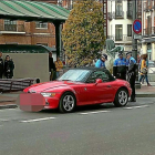 Policías locales tras interceptar el BMW3Z con las prendas hurtadas por la madre de 87 años y la hija de 61.-E. M.