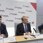 Eduardo Hernández, director territorial en Castilla y León de Ibercaja; Rodrigo Galán, director del Grupo Financiero Ibercaja (D); y Javier Rillo, director de análisis de Ibercaja Gestión (I), hacen balance de la actividad de Ibercaja en este ejercicio-Ical