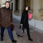 Raquel Gago y su abogado, Fermín Guerrero, entran en la Audiencia Provincial en una nueva jornada del juicio por la muerte de Isabel Carrasco-Ical