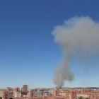 Vista de la columna de humo producida por un incendio en las cercanías de Quesos Entrepinares.-ICAL