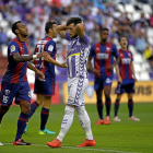 Jose lamenta una ocasión desaprovechada por el Real Valladolid frente al Huesca, ayer, en la primera parte del partido disputado en Zorrilla.-JOSÉ C. CASTILLO
