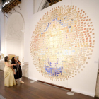 Exposición 'Forms of Devotion. Arte y espiritualidad en la India de hoy'. A la izquierda, la comisaria de la muestra, Sushma K. Bahl.-ICAL