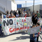 Padres, profesores y alumnos salen en comitiva del centro escolar hacia la concentración, ayer en Zaratán.-J. M. LOSTAU