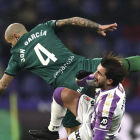 Jon García entra en falta a Monchu.