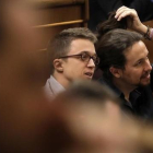 Pablo Iglesias se arregla la coleta mientras escucha el discurso de Sánchez.-JOSÉ LUIS ROCA