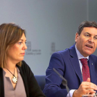 El consejero de Empleo, Carlos Fernández Carriedo, junto a la portavoz de la Junta, Milagros Marcos.-ICAL