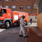 Bomberos de la Diputación desinfectan en las inmediaciones del centro de salud de Pedrajas de San Esteban. - DIPUTACIÓN DE VALLADOLID