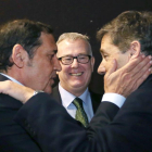 El consejero de Sanidad, Antonio María Sáez, saluda al antiguo gerente del Hospital Clínico Universitario de Valladolid, José María Eiros Bouza, en presencia del nuevo gerente, Francisco Javier Vadillo.-ICAL