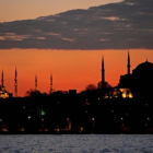 Vista de la silueta del museo de Santa Sofía y de la Mezquita Azul de Estambul.-EFE / TOLGA BOZOGLU