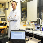 Jesús Garoz, en el laboratorio de la Facultad de Ciencias de la Universidad de Burgos.-ISRAEL L. MURILLO
