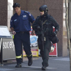 La policía vigila las inmediaciones de la cafetería de Sídney.-Foto: EFE