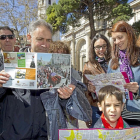 Un grupo de turistas con folletos sobre la ciudad.-J. M. LOSTAU