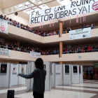 Alumnos de la Facultad de Filosofía de la ULE protagonizan un parón informativo para protestar por la situación del centro.-ICAL