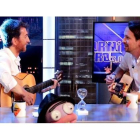 Pablo Iglesias, tocando la guitarra y cantando con Pablo Motos en 'El hormiguero'.-ATRESMEDIA