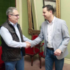 Ángel Martín y el alcalde Daniel de la Rosa se saludan instantes antes de la reunión.-RAÚL G. OCHOA