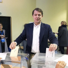 Alfonso Fernández Mañueco, presidente del PP, votando ayer en Salamanca.-ICAL