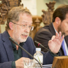 Manuel Saravia y Óscar Puente, en un momento del pleno del Ayuntamiento de Valladolid-M. Á. SANTOS (PHOTOGENIC)