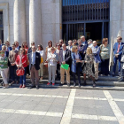 Jueces y fiscales en la concentración que realizaron ayer a mediodía en la puerta del Palacio de Justicia.-E. M.