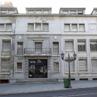 Fachada del edificio del antiguo Colegio El Salvador en la Plaza de San Pablo.-J.M. Lostau