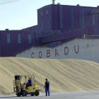 Dos operarios trabajando en las instalaciones de la cooperativa Cobadu en Zamora.-E.M.