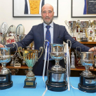 José María Valentín-Gamazo, presidente del VRAC Quesos Entrepinares, posa con las cuatro copas ganadas esta pasada temporada.-J. M. LOSTAU