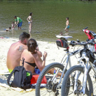 Los vallisoletanos disfrutan de las altas temperaturas del fin de semana en la playa de las Moreras.-J.M. LOSTAU