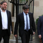 Oriol Junqueras, el president Carles Puigdemont y Jordi Turull se dirigen a la reunión del Govern, esta mañana.-RICARD CUGAT