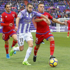 Antoñito avanza con el balón por su banda, ante el Numancia.-J.M. LOSTAU