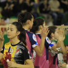 Jugadoras de Castilla y León saludan durante un encuentro del CESA. / E. M.
