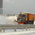 La actuación de los vehículos quitanieves ha permitido la reapertura del tráfico para vehículos pesados en la autopista de peaje que une León y Asturias, afectada por la acumulación de nieve registrada por las precipitaciones de las últimas horas. A las 1-Ical