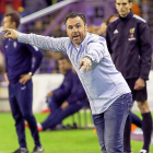 Sergio da órdenes en el partido del playoff de ascenso ante el Sporting.-J. M. LOSTAU