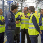 Herrera conversa con el jefe de Producción de Iveco en presencia de Lahutte y Pilar del Olmo. )-MIGUEL ÁNGEL SANTOS (PHOTOGENIC