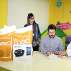 El director médico del Hospital Universitario Río Hortega, José Miguel García Vela y al representante de FNAC, Víctor Fuentes Brea, firman el acuerdo ante la responsable de marketing de Río Shopping, Sara Valladolid-ICAL