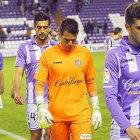 Los jugadores del Valladolid se retiran cabizbajos al vestuario tras la derrota frente al Levante.-J.M.LOSTAU