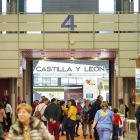 Los visitantes de Intur pasean por el recinto con el expositor de Castilla y León de fondo.-ICAL