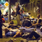Un grupo de refugiados descansa en Beli Manastir, una localidad croata cercana a la frontera con Hungría.-AP / DARKO BANDIC