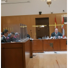 El magistrado José Luis Ruiz Romero, al fondo, presidiendo un juicio en la Audiencia de Valladolid. Foto archivo. - EUROPA PRESS
