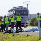 Guardias Civiles rodean a su compañero fallecido tras el accidente en la A-62 en mayo de 2016.-J.M. LOSTAU