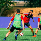 Marcos André intenta regatear a dos rivales en el entrenamiento de ayer con el Promesas.-RVCF