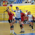 Cecilia Cossío se eleva entre dos rivales durante un partido antes de lesionarse.-EL MUNDO