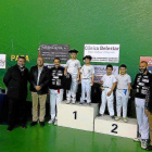 Campeones y subcampeones benjamines posan con los patrocinadores.-EM