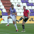Juan Villar intenta un control del balón en el partido frente al Alavés.-PABLO REQUEJO