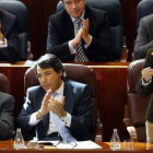 Francisco Granados e Ignacio González aplauden a Esperanza Aguirre en un pleno de la Asamblea de Madrid, en marzo del 2009.-JUAN MANUEL PRATS