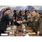 El general norcoreano An Ik San (derecha) da la mano a su homólogo surcoreano, Kim Do-gyun.-YONHAP