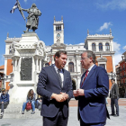 Óscar Puente y Antonio Silván charlan en la Plaza Mayor, junto a la estatua del Conde Ansúrez.-J. M. LOSTAU