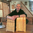 José Ángel Bravo, el ‘sortija’, en su taller de Cantalejo, con réplicas de trillos en miniatura que él mismo elabora de forma artesanal.-ARGICOMUNICACIÓN